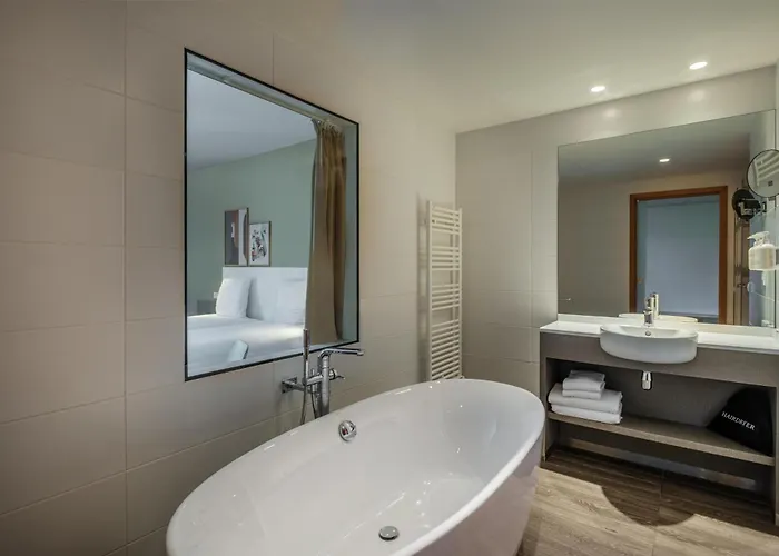 Spark By Hilton Park Saone Otel